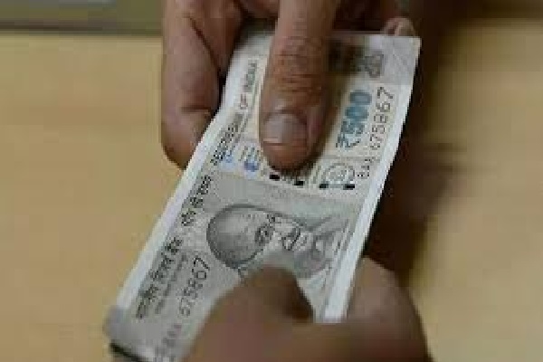 चतरा में कंप्यूटर ऑपरेटर को 10 हजार घूस लेते गिरफ्तार किया गया